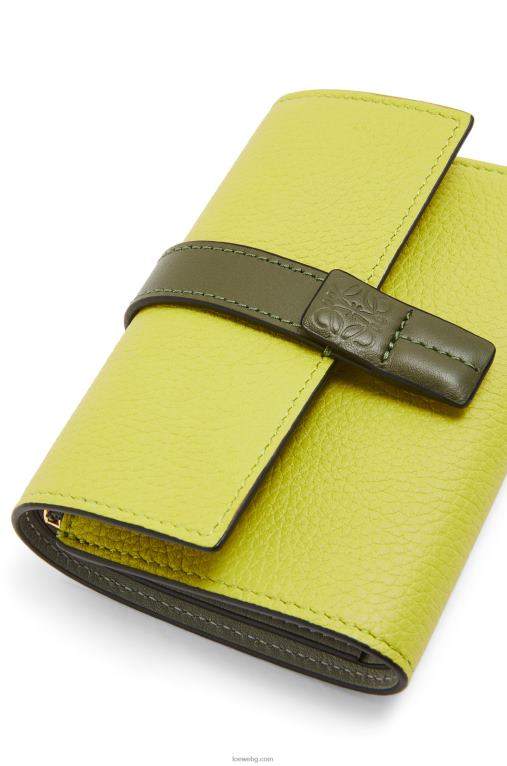 Loewe малък вертикален портфейл от мека зърнеста телешка кожа F84B81310 Жени лайм жълто/зелено авокадо