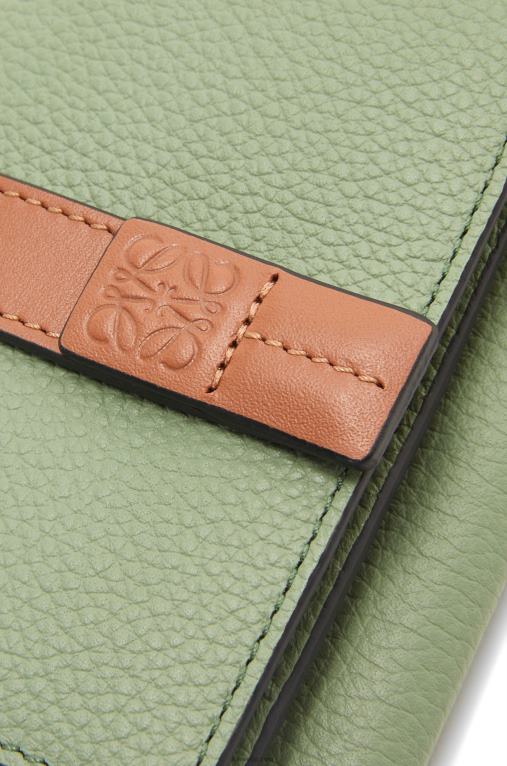 Loewe сгъваем портфейл от мека зърнеста телешка кожа F84B81314 Жени розмарин/тен