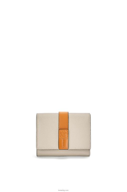 Loewe сгъваем портфейл от мека зърнеста телешка кожа F84B81315 Жени лек овес/мед