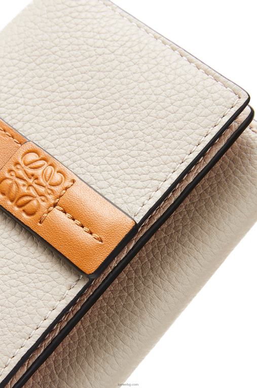 Loewe сгъваем портфейл от мека зърнеста телешка кожа F84B81315 Жени лек овес/мед