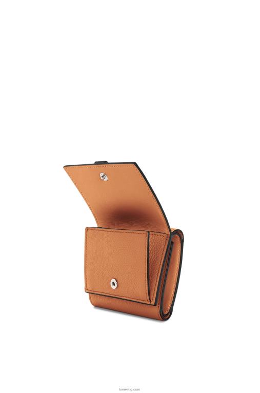 Loewe сгъваем портфейл от мека зърнеста телешка кожа F84B81316 Жени светъл карамел/пекан