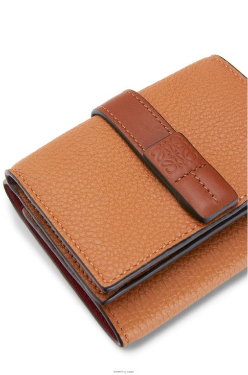 Loewe сгъваем портфейл от мека зърнеста телешка кожа F84B81316 Жени светъл карамел/пекан