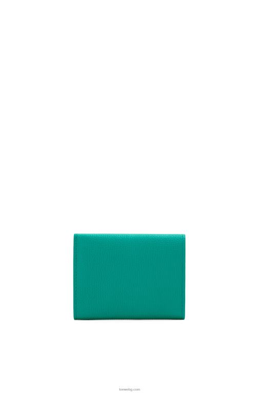 Loewe анаграм троен портфейл от зърнеста телешка кожа F84B81319 Жени изумрудено зелено