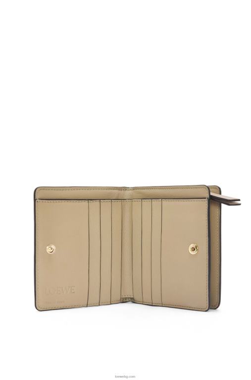 Loewe puzzle компактен портфейл с цип от класическа телешка кожа F84B81259 Жени глина зелено/масло