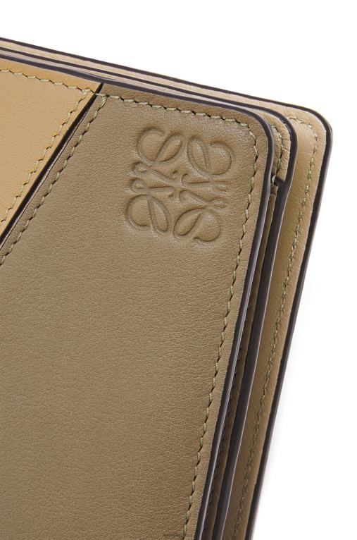 Loewe puzzle компактен портфейл с цип от класическа телешка кожа F84B81259 Жени глина зелено/масло