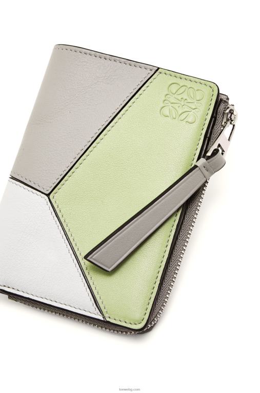 Loewe puzzle тънък двоен портфейл в класическо теле F84B81260 Жени пепеляво сиво/светъл селадон
