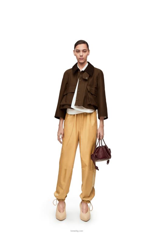 Loewe еластичен панталон от хартиена напа F84B81115 Жени пясък/масло