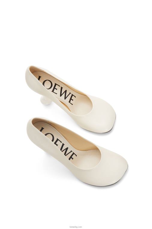 Loewe играчка помпа от козя кожа F84B8729 Жени бяло