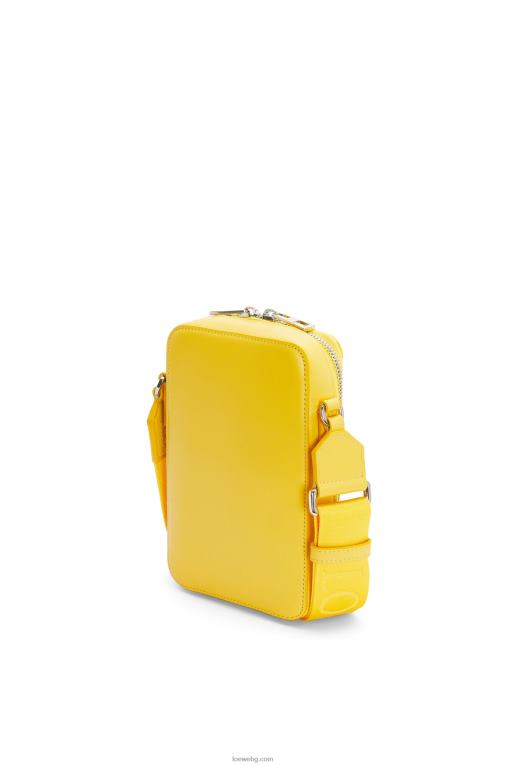 Loewe вертикален джоб през тялото от сатенирана телешка кожа F84B8614 мъже жълто