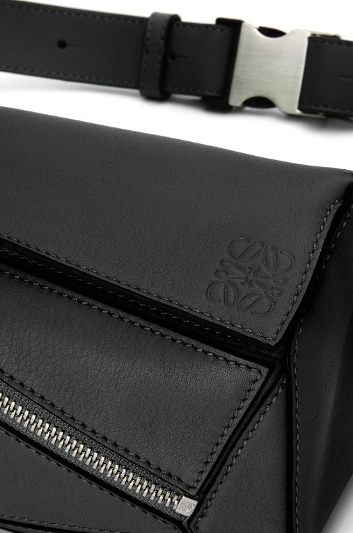 Loewe мини чанта пъзел от класическа телешка кожа F84B8279 мъже черен