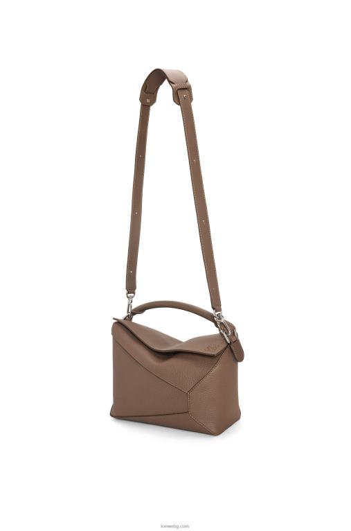 Loewe чанта с ръб на пъзел от зърнеста телешка кожа F84B8541 мъже тундра