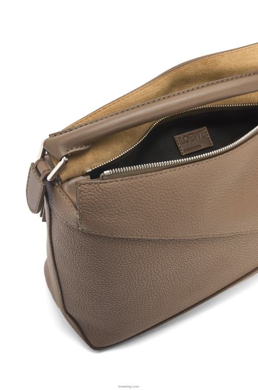 Loewe чанта с ръб на пъзел от зърнеста телешка кожа F84B8541 мъже тундра