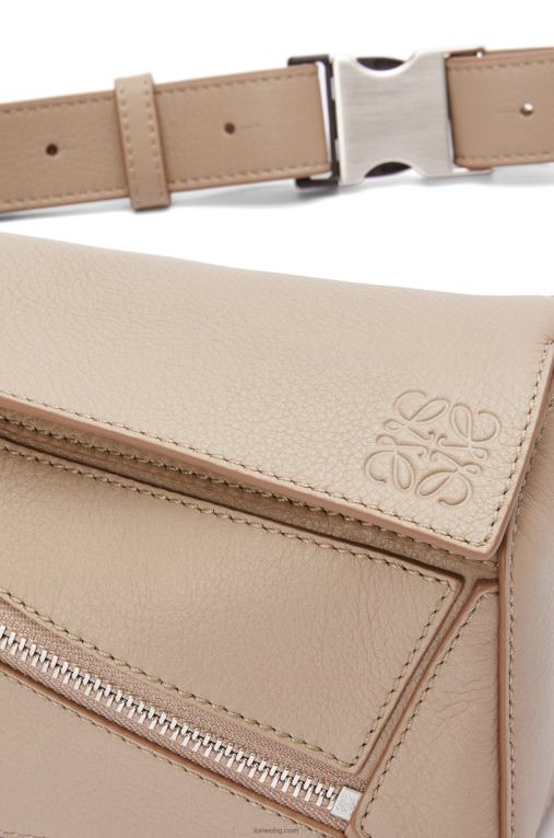 Loewe мини чанта пъзел от класическа телешка кожа F84B8548 мъже пясък