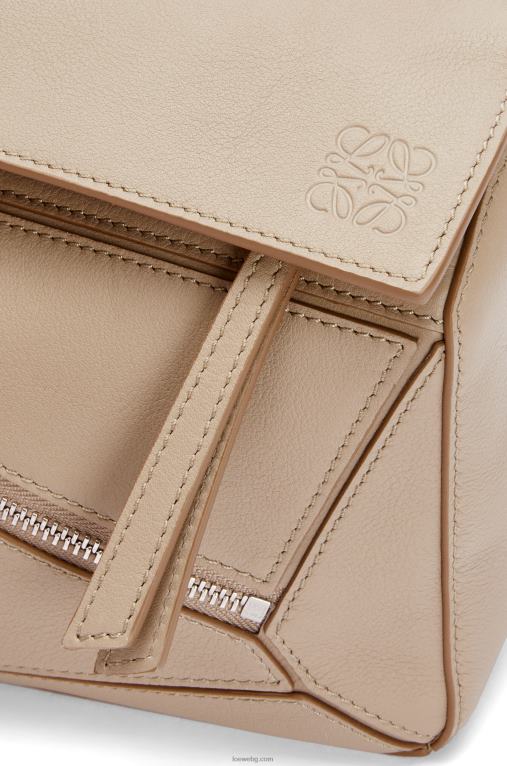 Loewe малка чанта пъзел от класическа телешка кожа F84B8562 мъже пясък